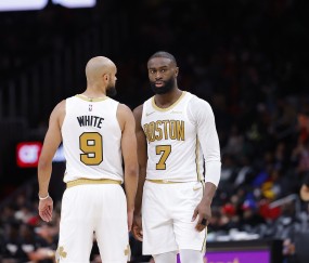 德里克·怀特：杰伦·布朗吃的第一个T没得说 但第二个T太扯了