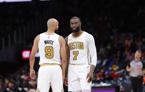 德里克·怀特：杰伦·布朗吃的第一个T没得说 但第二个T太扯了